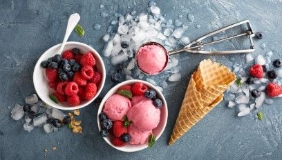 Dodatki do lodów – z czym i jak podać je w pucharku, a jak na talerzu?