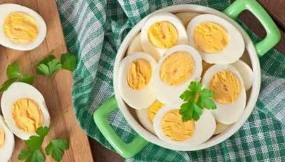Ile gotować jajka na twardo?