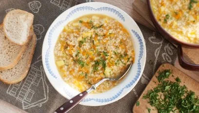 Jaką kaszę do krupniku wybrać? Czy należy ją płukać?