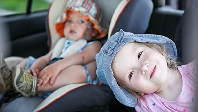 Wyjazd na majówkę: akcesoria dziecięce niezbędne w podróży