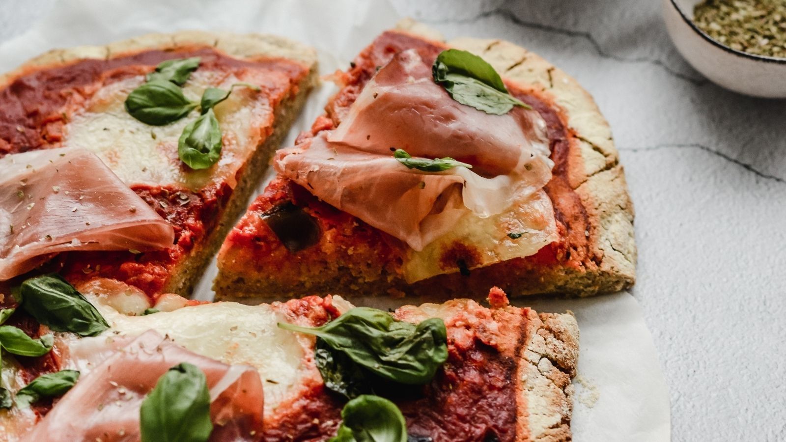 Bezglutenowa pizza gryczana z szynka parmeńską i bazylią