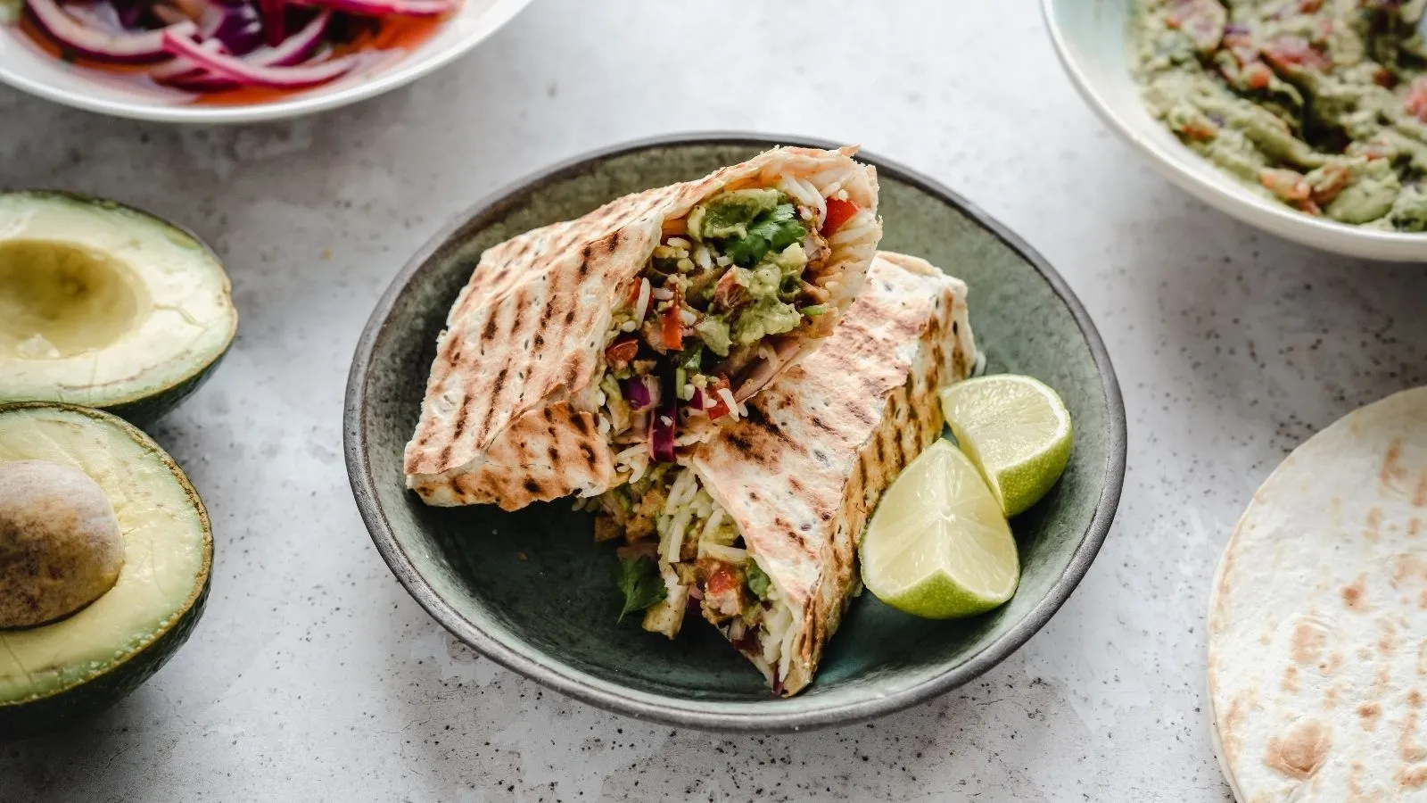 Przepis na burrito z szarpaną wieprzowiną, guacamole, kolendrą, marynowaną cebulką i ryżem