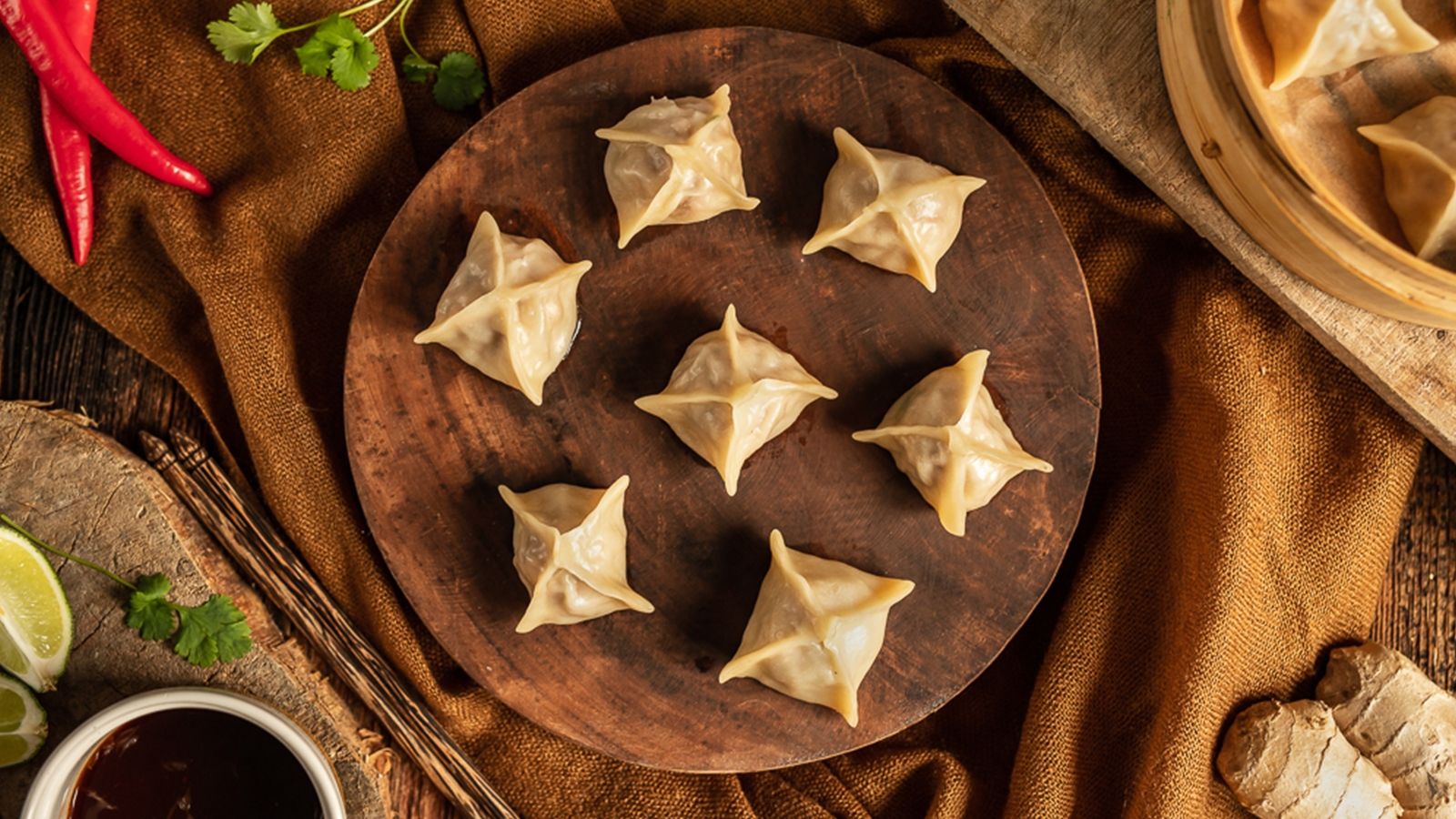 Chińskie pierożki z parnika z wieprzowiną i kolendrą