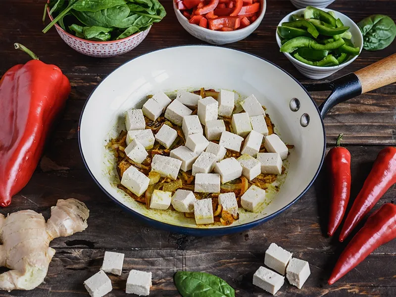 Curry z tofu - patelnia z tofu
