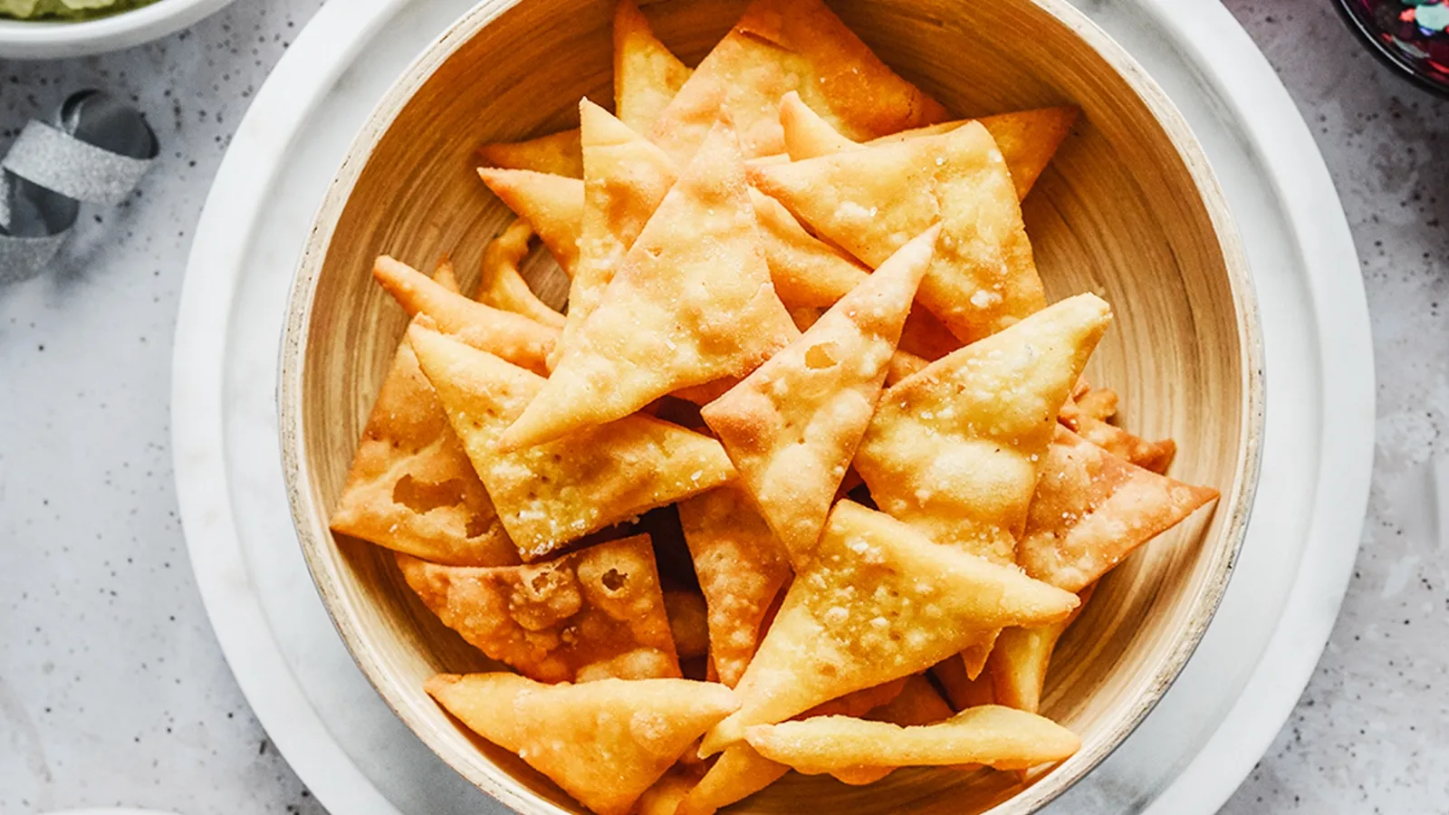 Domowe pieczone nachos z salsą guacamole