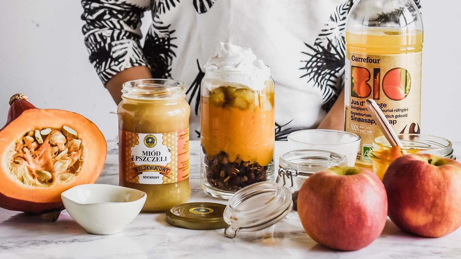 Dyniowe smoothie w słoiku, z jabłkową granolą, karmelizowanymi gruszkami i kokosową bitą śmietanką