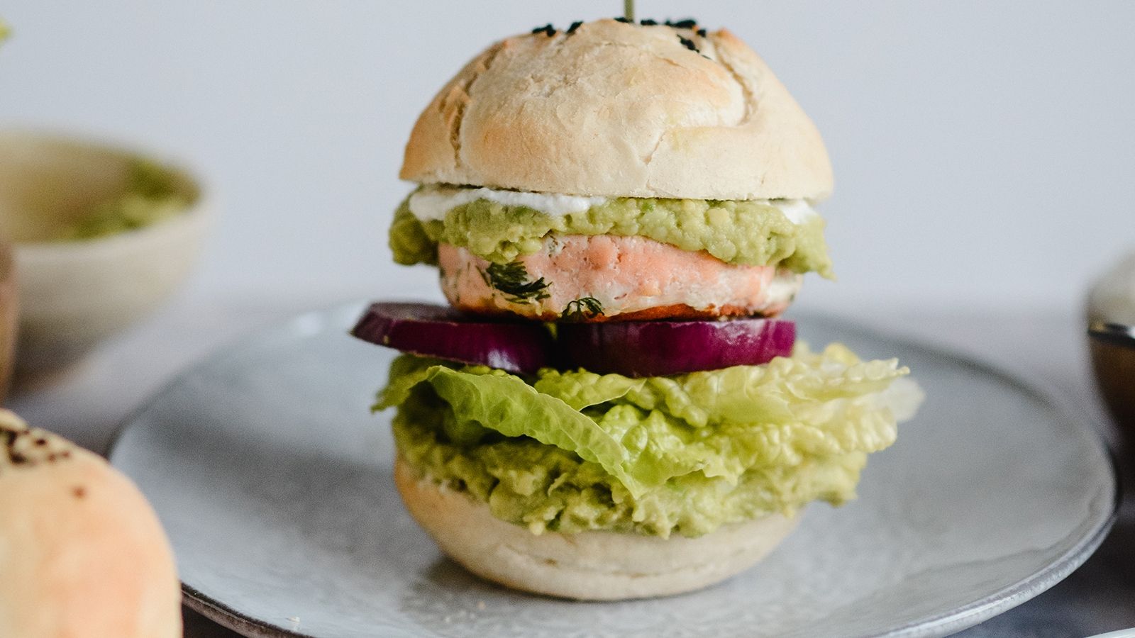 fitburgery z łososia z guacamole i sałatą
