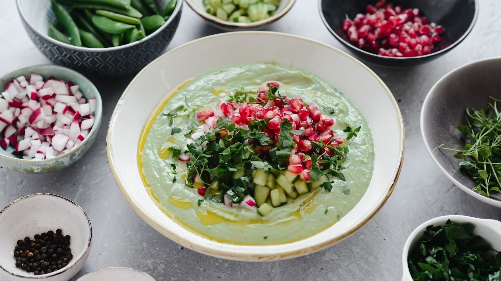Gazpacho z awokado i zielonego groszku