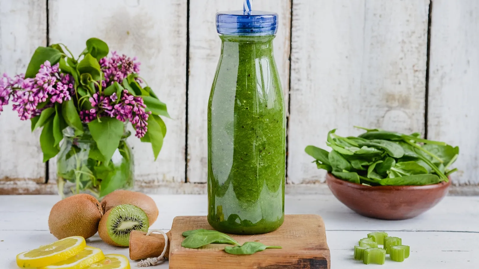 Przepis na smoothie ze szpinakiem, kiwi, ogórkiem i selerem naciowym – wypróbuj pyszny koktajl!