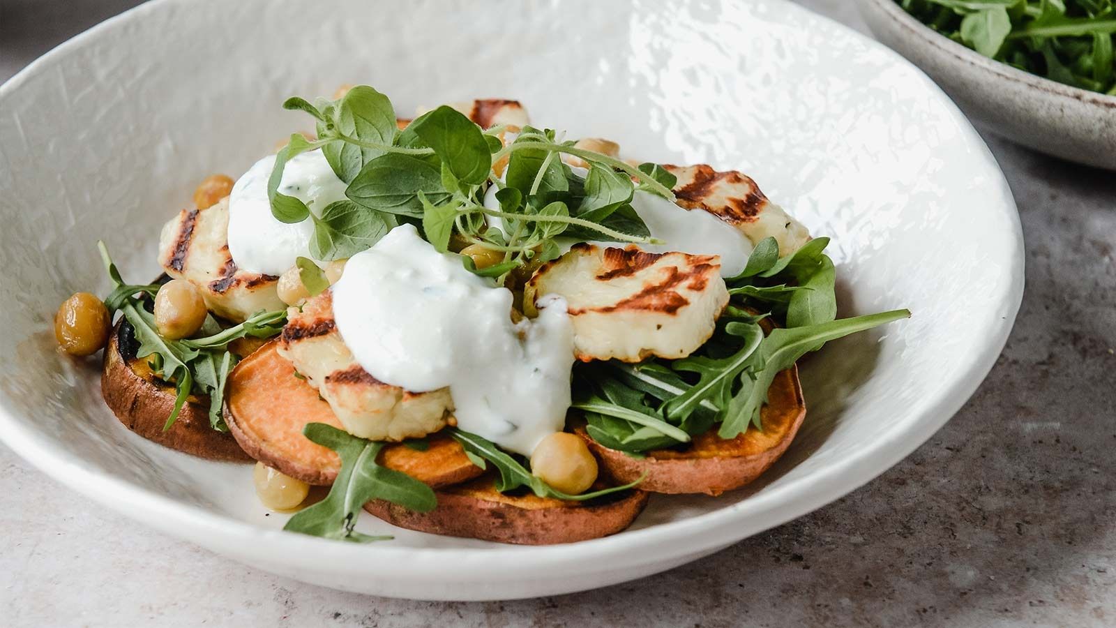 Grillowane bataty z prażoną ciecierzycą, rukolą i serem halloumi