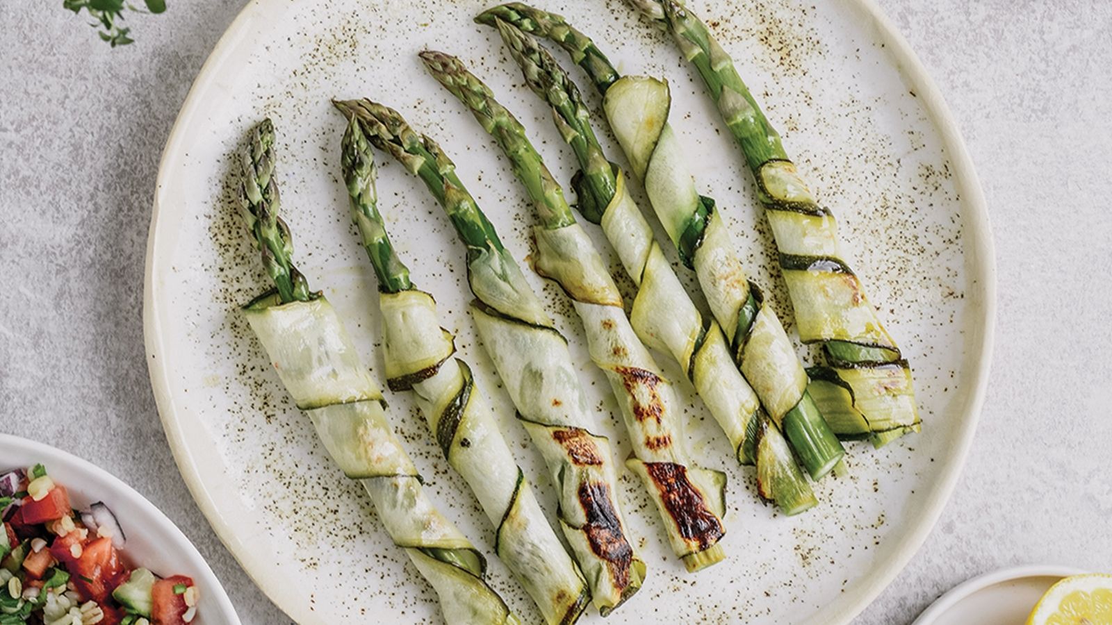 Grillowane szparagi w cytrynowych wstążkach z cukinii, podane z sałatką tabbouleh
