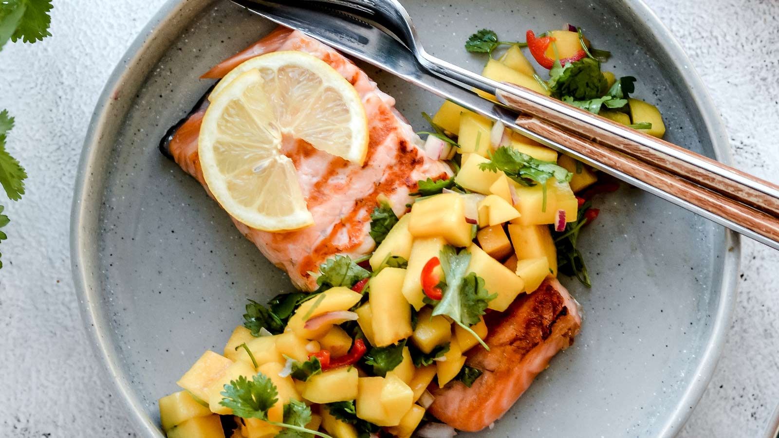 Grillowany łosoś z salsą mango i kolendrą