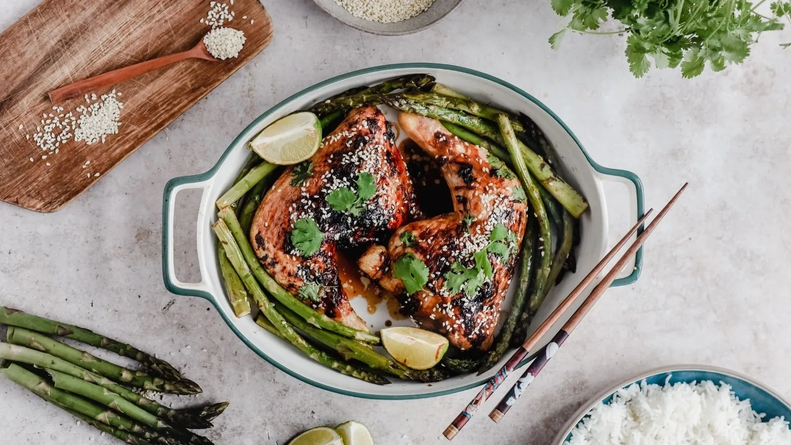 Kurczak teriyaki z sezamem, podany z ryżem i pieczonymi szparagami