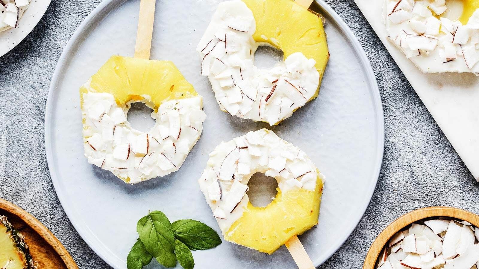 Lody na patyku z krążków ananasa w polewie kokosowej z białej czekolady