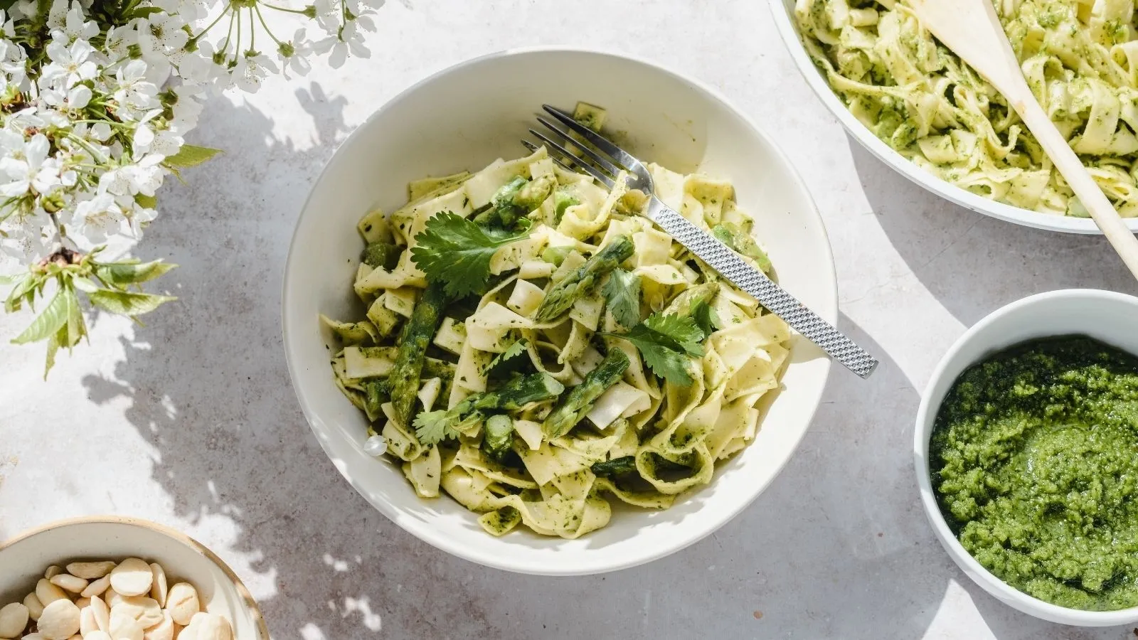 Makaron ze szparagami i kolendrowym pesto