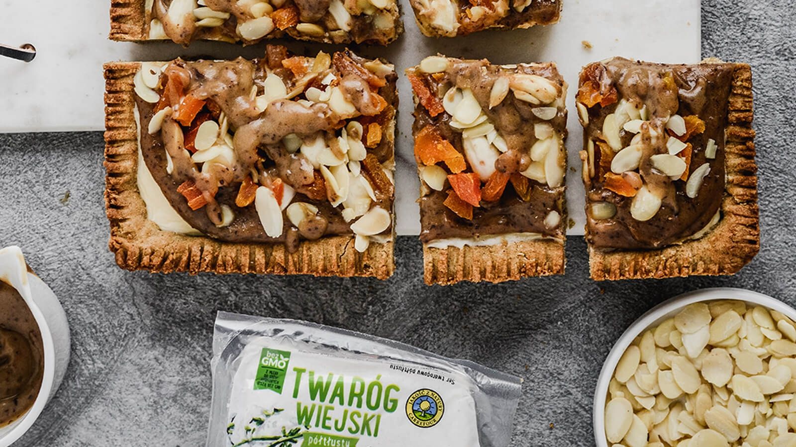 Mazurek jaglany z masą  serową, bakaliami i daktylowym toffee