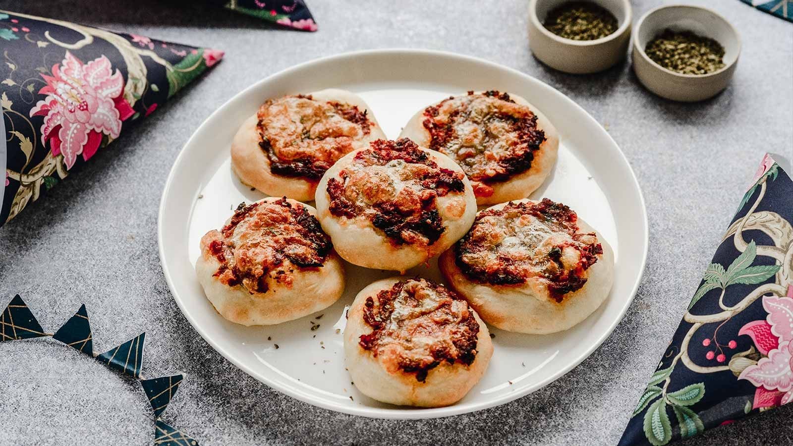 Mini pizze z tatarem z suszonych pomidorów