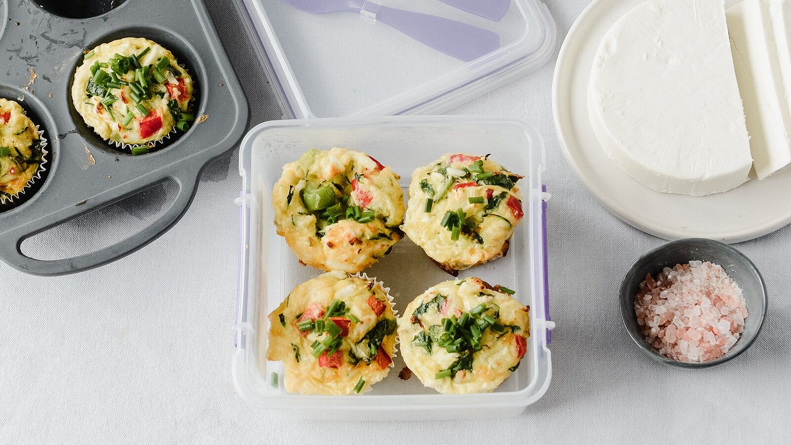 Muffinki jajeczne z papryką, cukinią i kozim serem