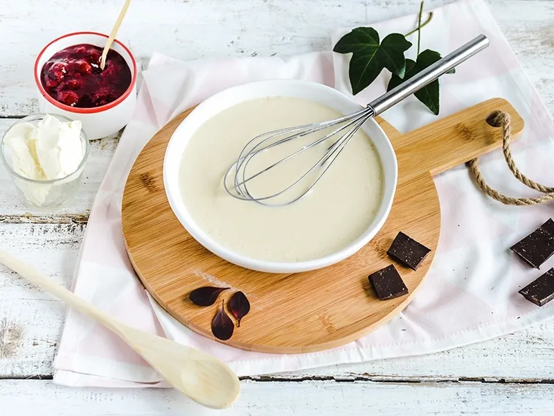 Ciasto na naleśniki z kremem mascarpone i truskawkami