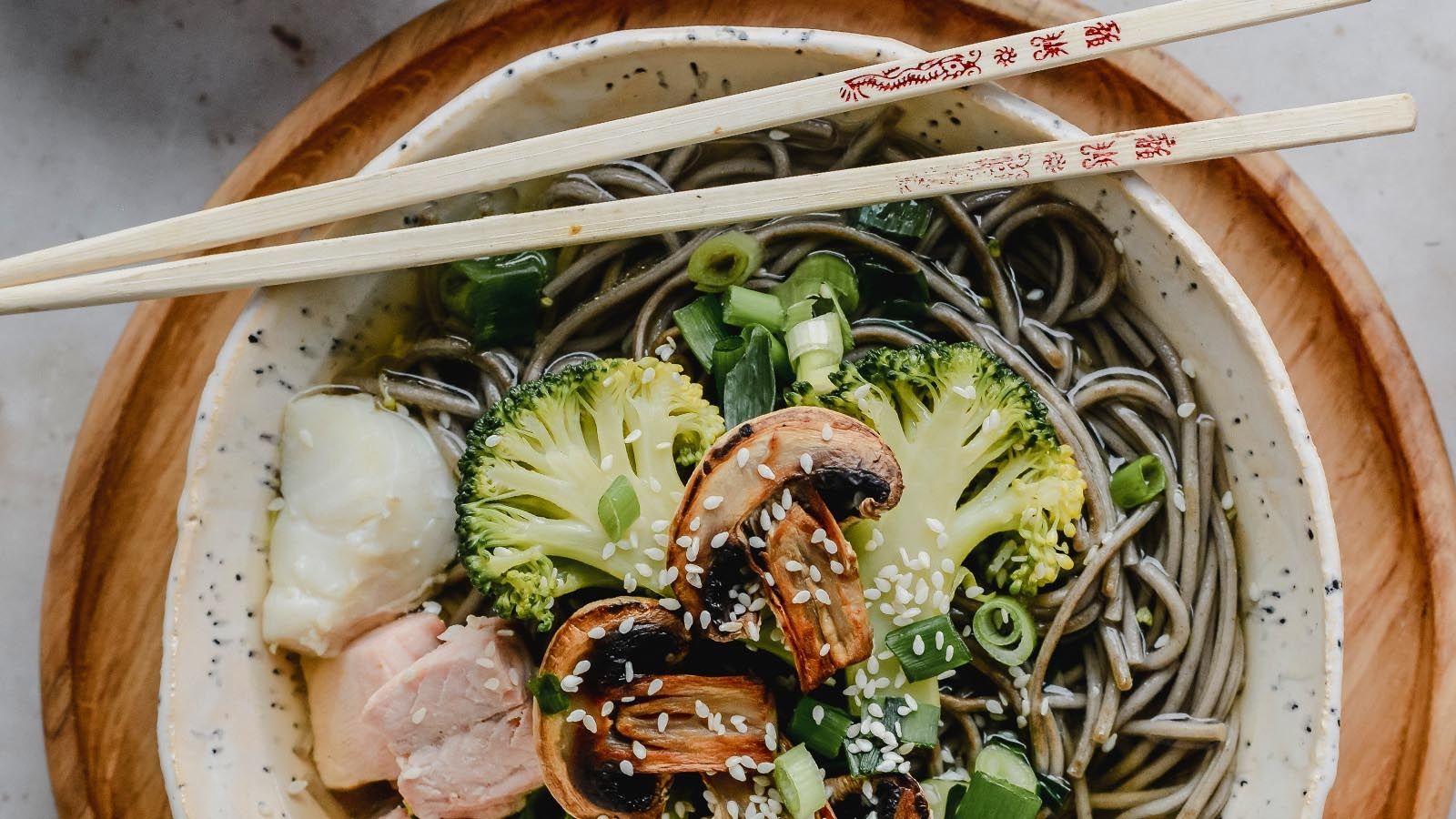 Orientalna zupa z łososiem, dorszem, brokułami i pieczarkami