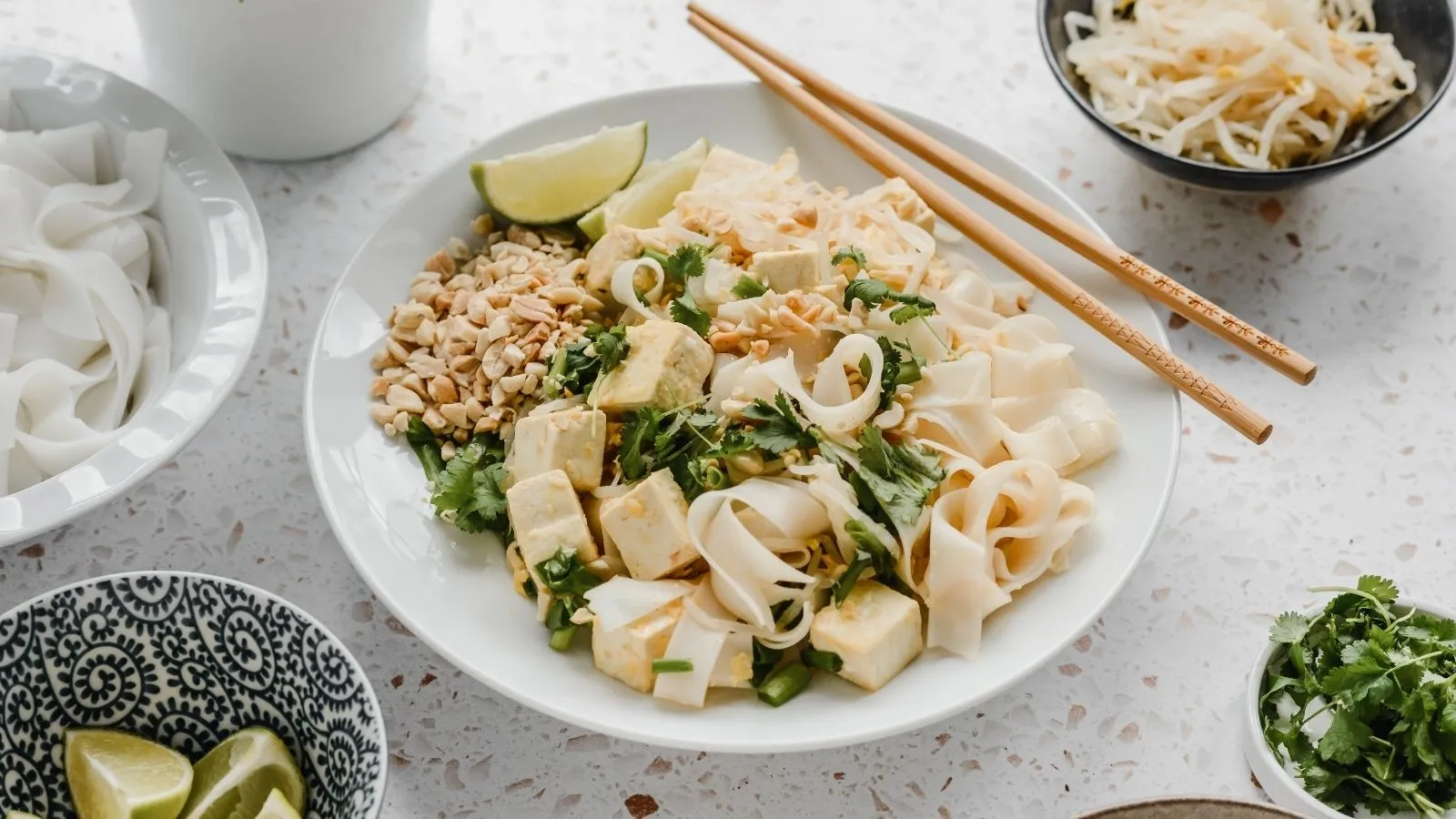Pad Thai z makaronem ryżowym, tofu i kolendrą
