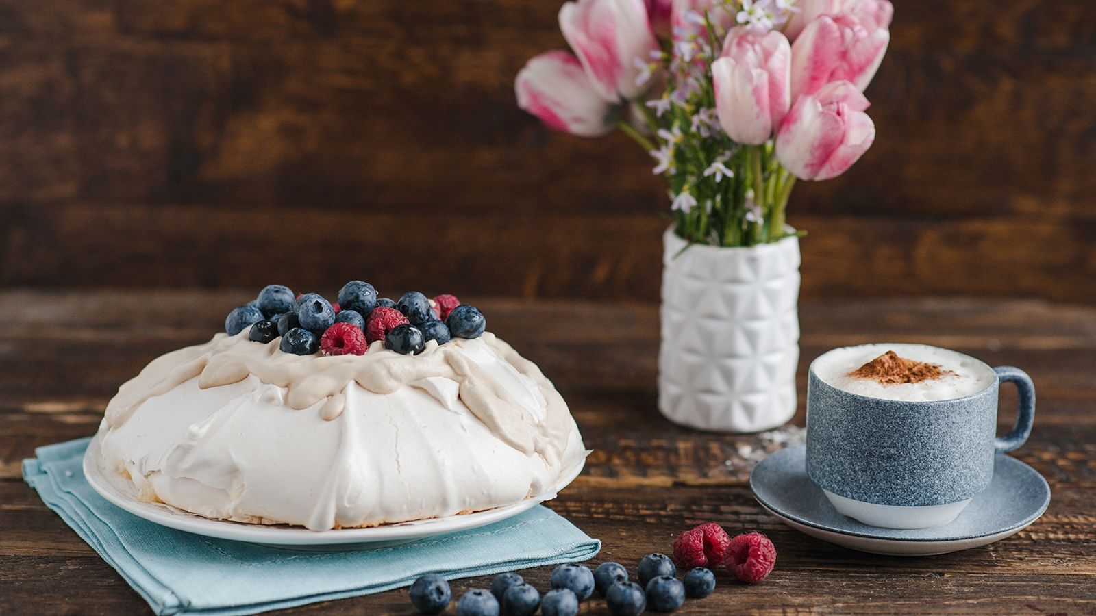 Pavlova - tort bezowy z kremem kawowym, borówkami i malinami