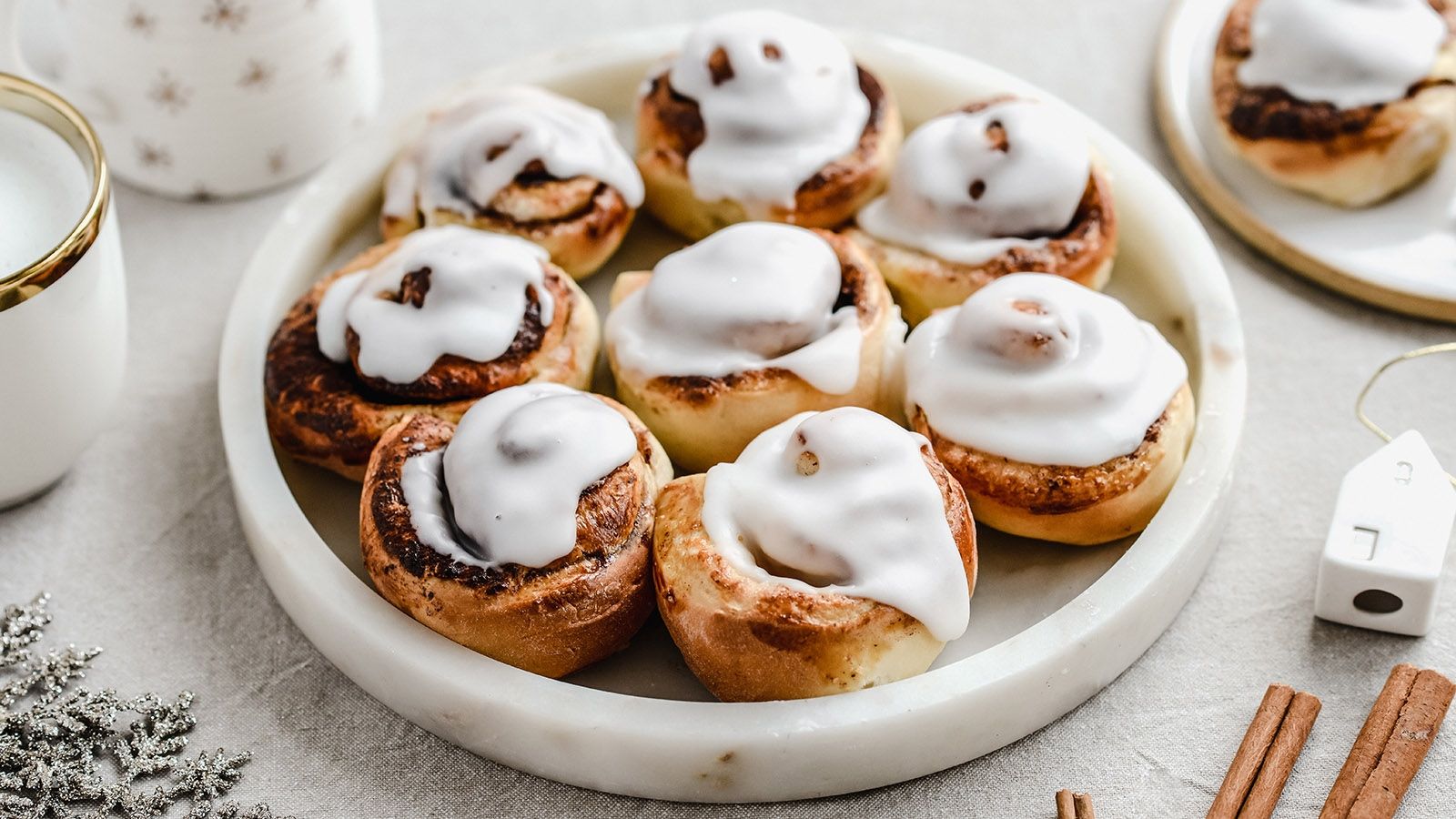 Przepis na bułeczki cynamonowe, czyli cinnamon rolls-inaczej drożdżowe ślimaczki w skandynawskim stylu