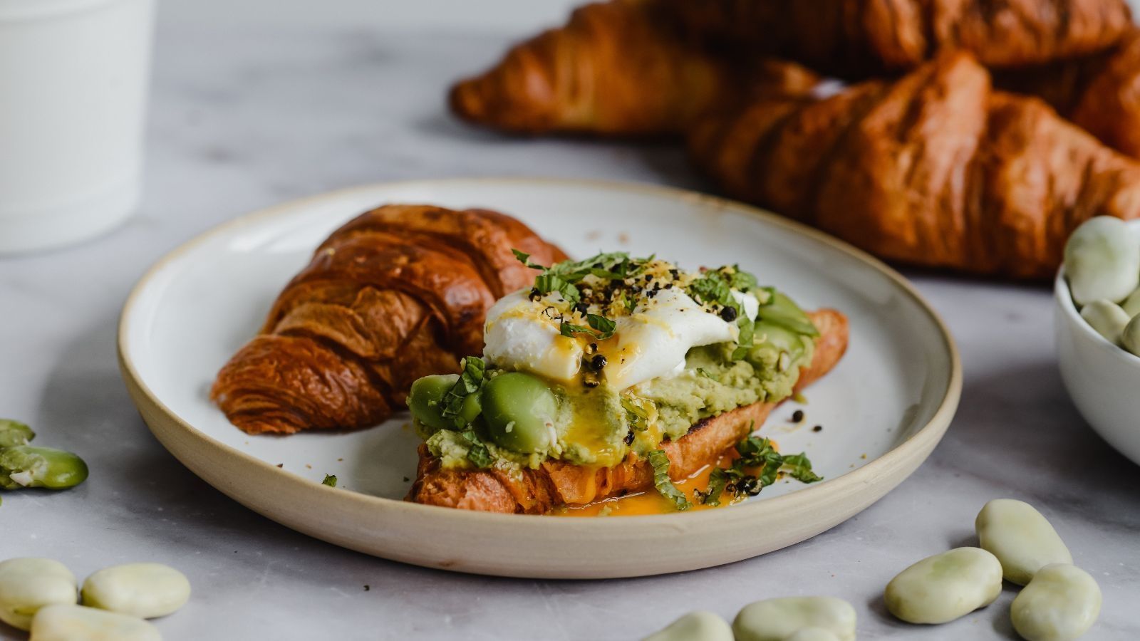 Przepis na zapiekane croissanty z pastą z bobu i jajkiem w koszulce