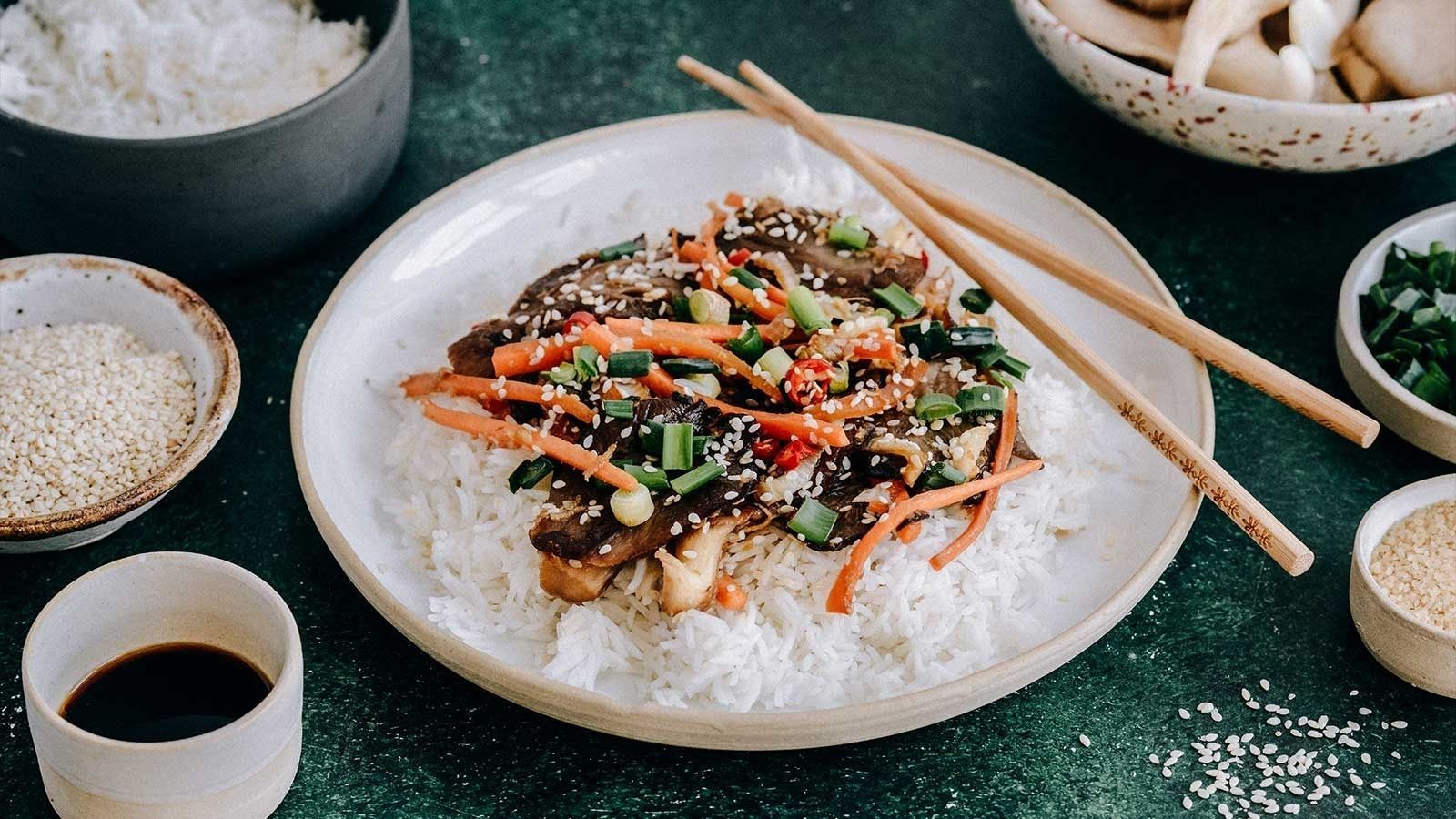 Przepis na koreańskie BBQ z boczniakami, ryżem, cebula dymką i marchewką