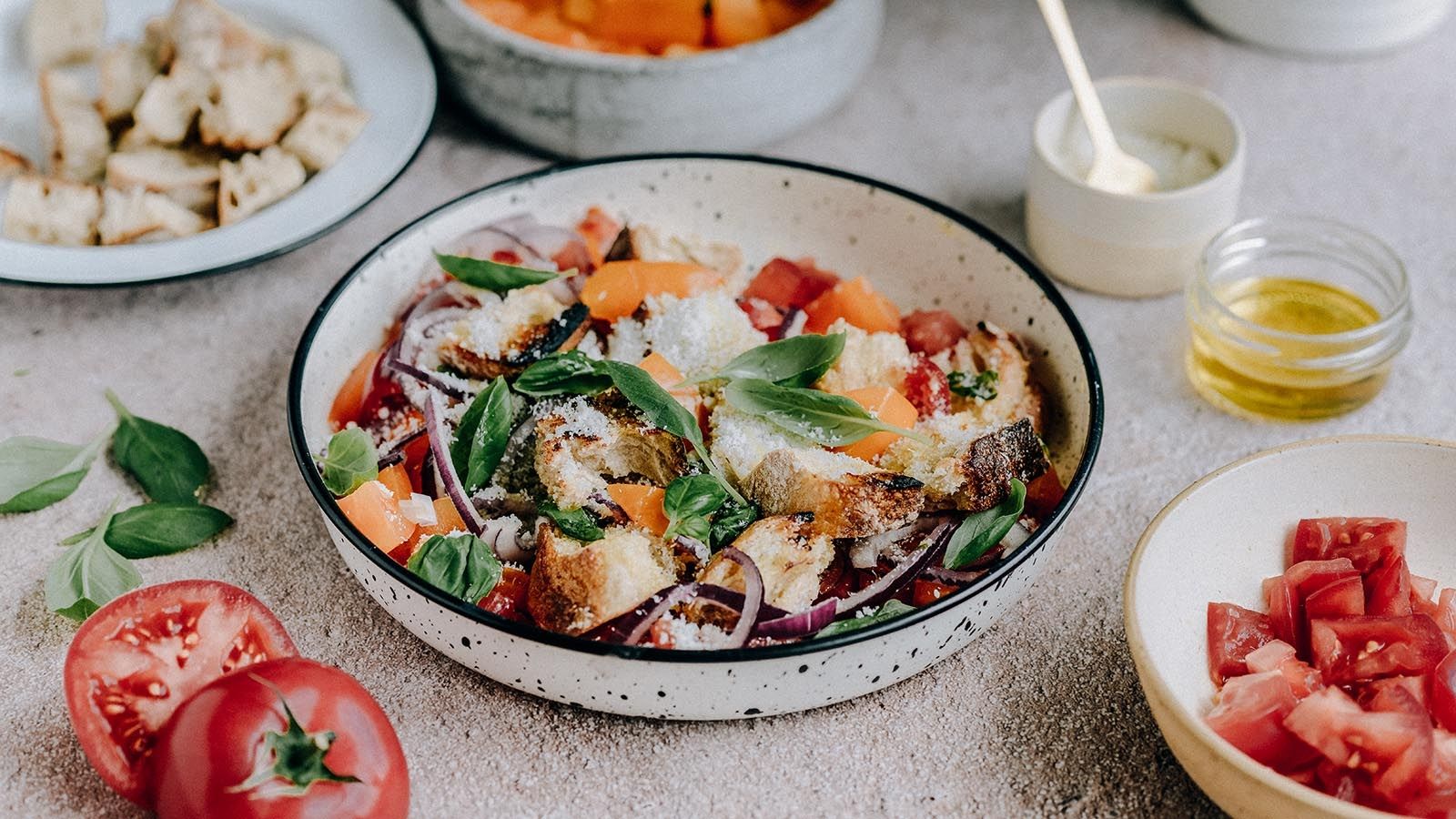 Przepis na panzanellę – sałatka z pomidorów, czerstwego chleba, cebuli, parmezanu i bazylii