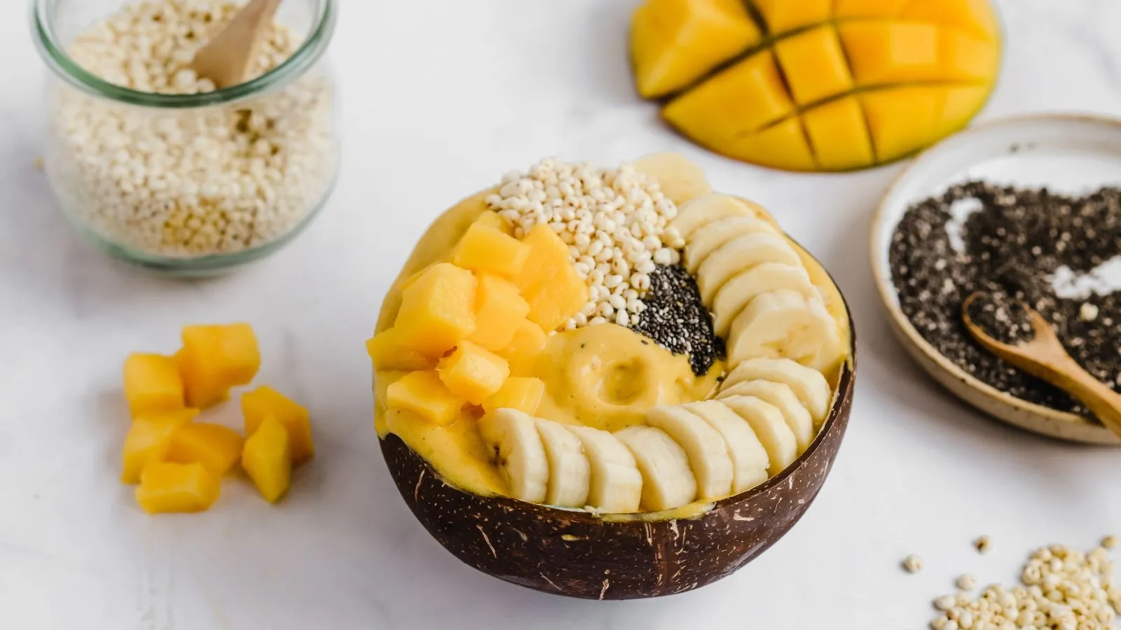 Przepis na smothie bowl z mango i bananem