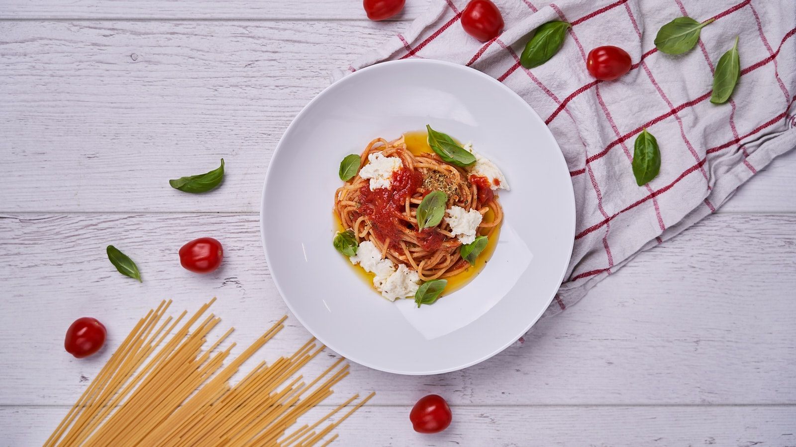 Przepis na spaghetti pomidorowe z mozzarellą