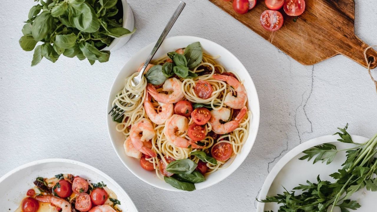 Spaghetti z krewetkami, suszonymi pomidorami w lekkim sosie pomidorowym z pietruszką