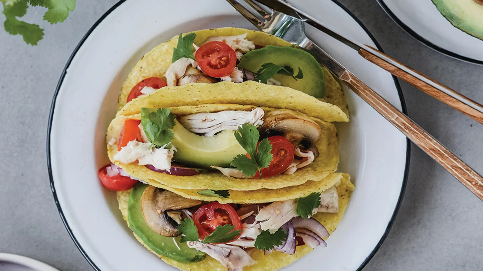 Tacos z grillowanego kurczaka, awokado i pieczarek, z pomidorkami koktajlowymi