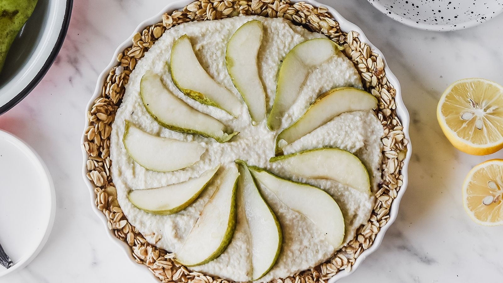 Wegańska tarta gruszkowa na owsiano-bananowym spodzie z konfiturą wiśniową
