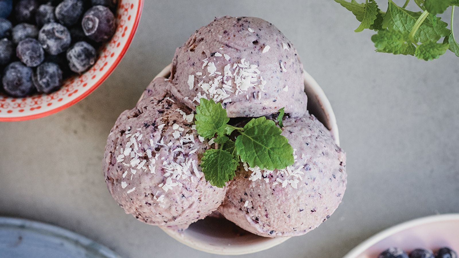 Wegańskie lody borówkowe z wiórkami kokosa