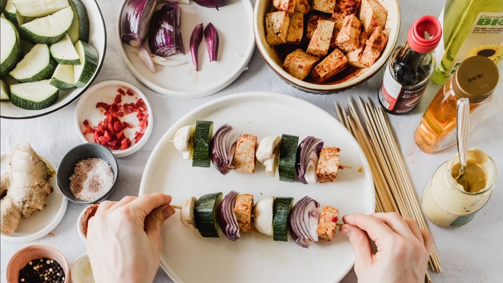 Wegańskie szaszłyki z marynowanym tofu, cukinią, pieczarkami i cebulą, podane z wegańskim sosem BBQ