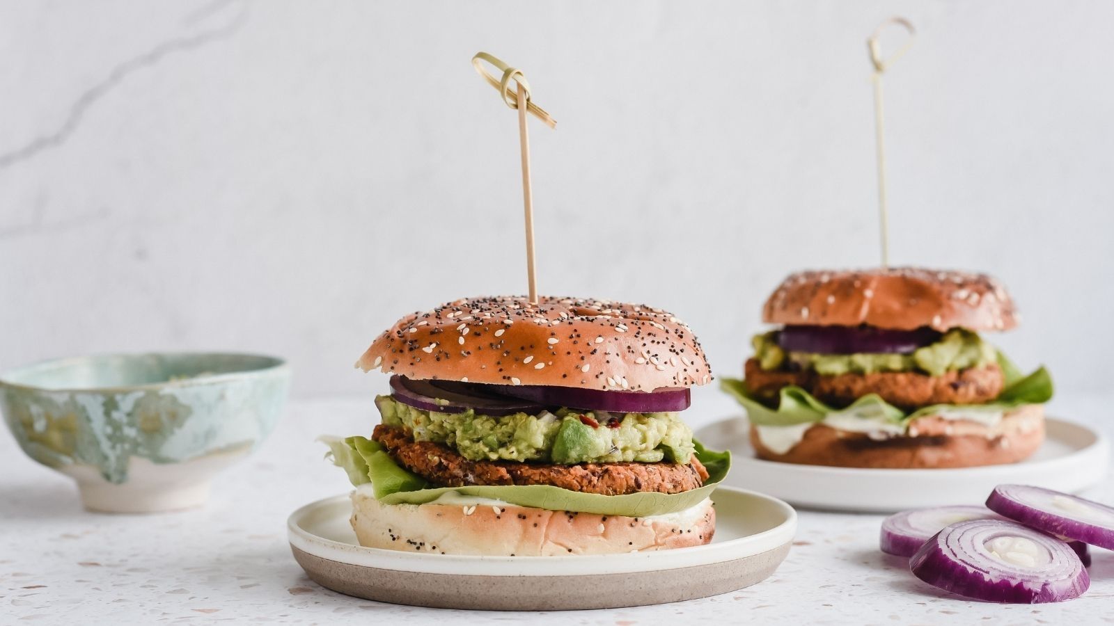 Wegetariańskie burgery z batatów i kaszy quinoa, podane z pastą awokado