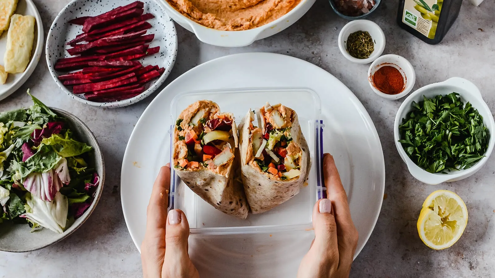 Tortilla z halloumi, paprykowym hummusem i warzywami