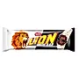 Lion Black White Nadziewany wafel z karmelem i płatkami pszennymi w białej polewie 40 g